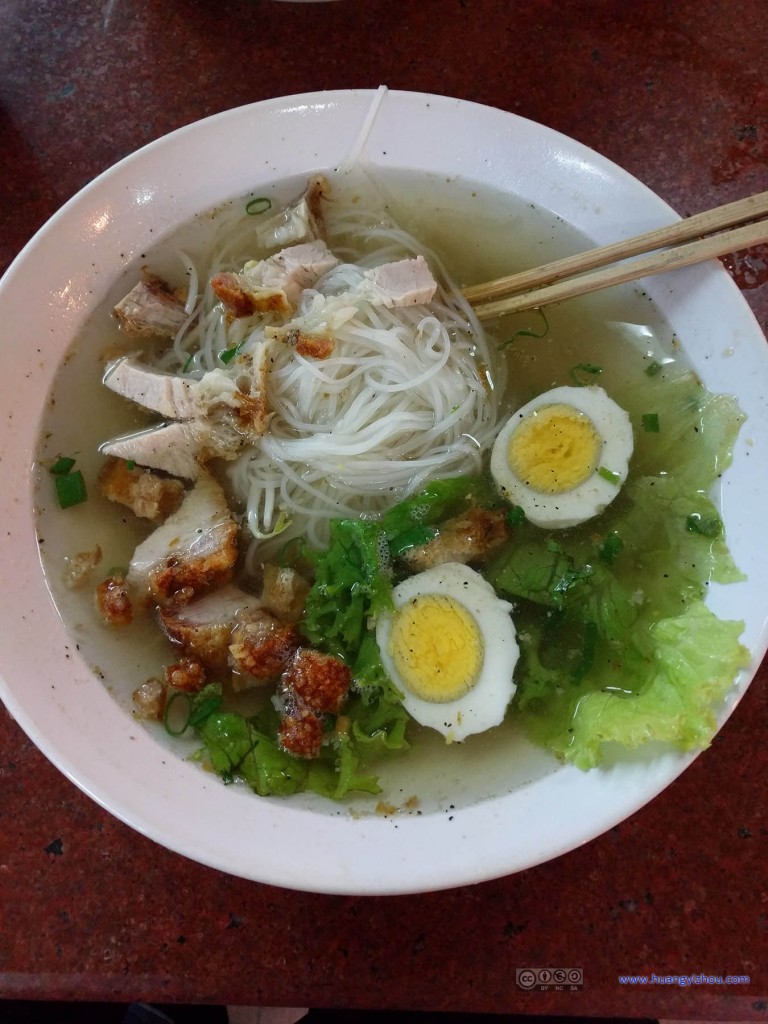 晚饭,在一家本地人经营的、没有英文菜单的店点的粉丝,一下子觉得自己手语水平长进不少。50THB