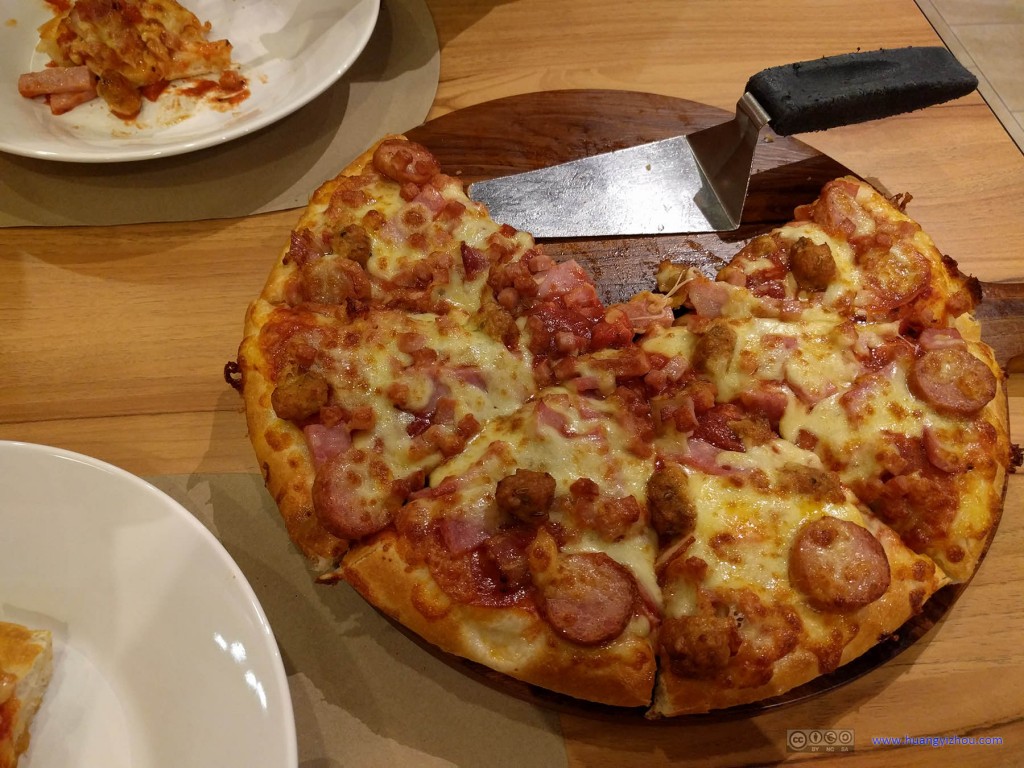 晚饭，在清莱城内连锁的Pizza Company解决