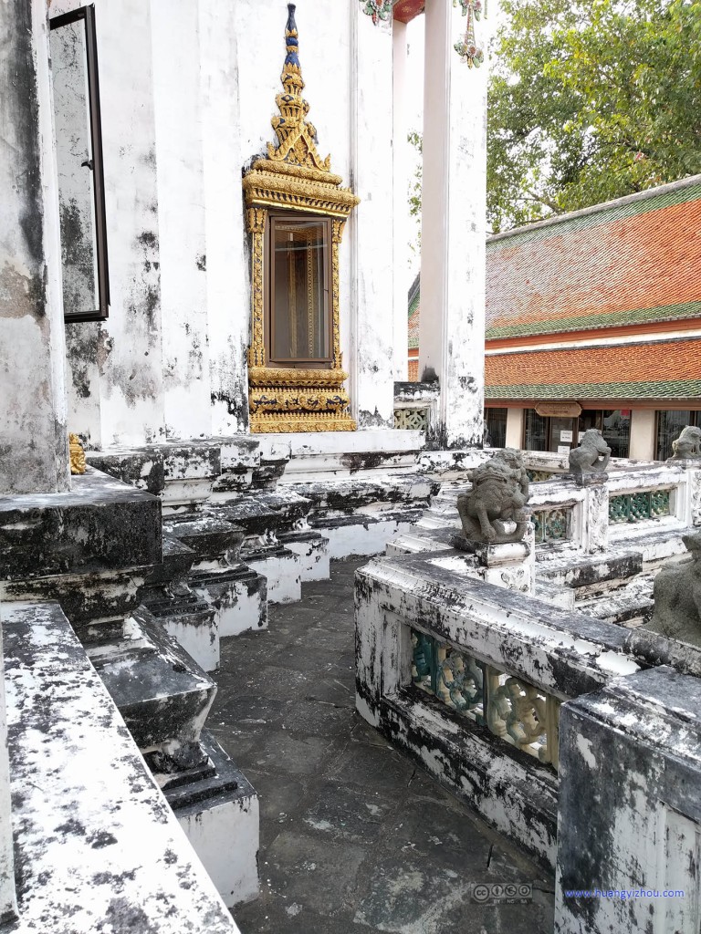 Phra Mondob的外围，和卧佛寺内大多保养得很好的建筑相比，这属于非常破败了