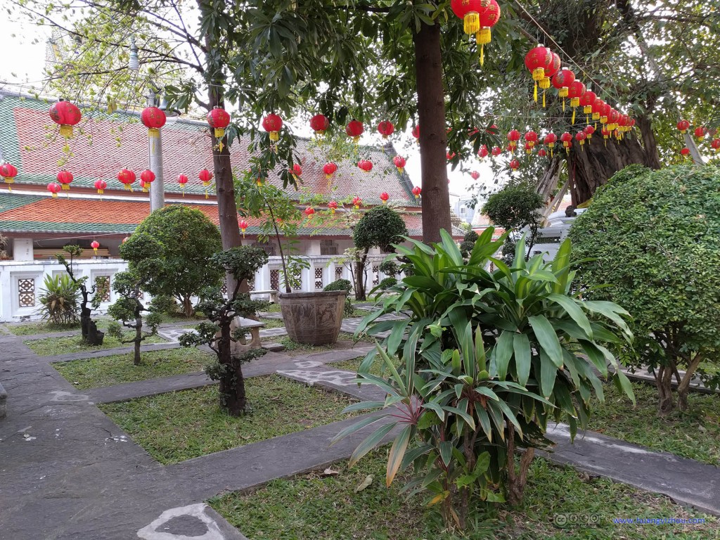 卧佛寺内的春节装饰，这是卧佛寺里一个游客不常来的小园子