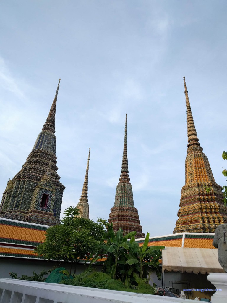 卧佛寺内的Phra Maha Chedi Si Rajakarn