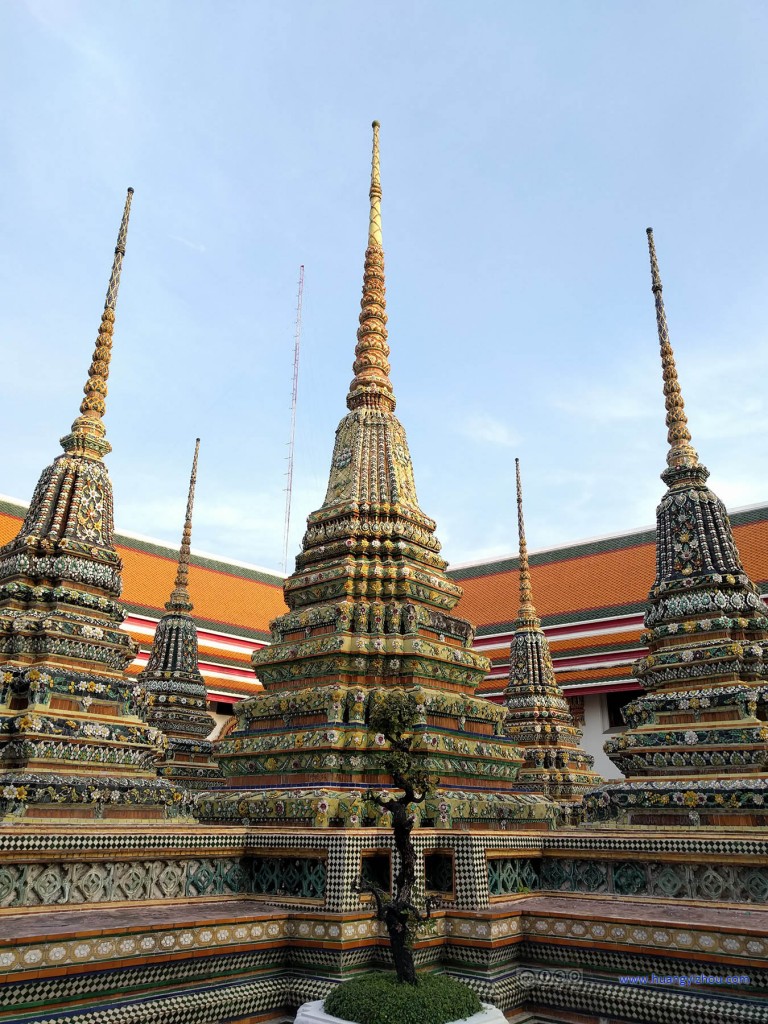 卧佛寺内的五连Phra Chedi Rai