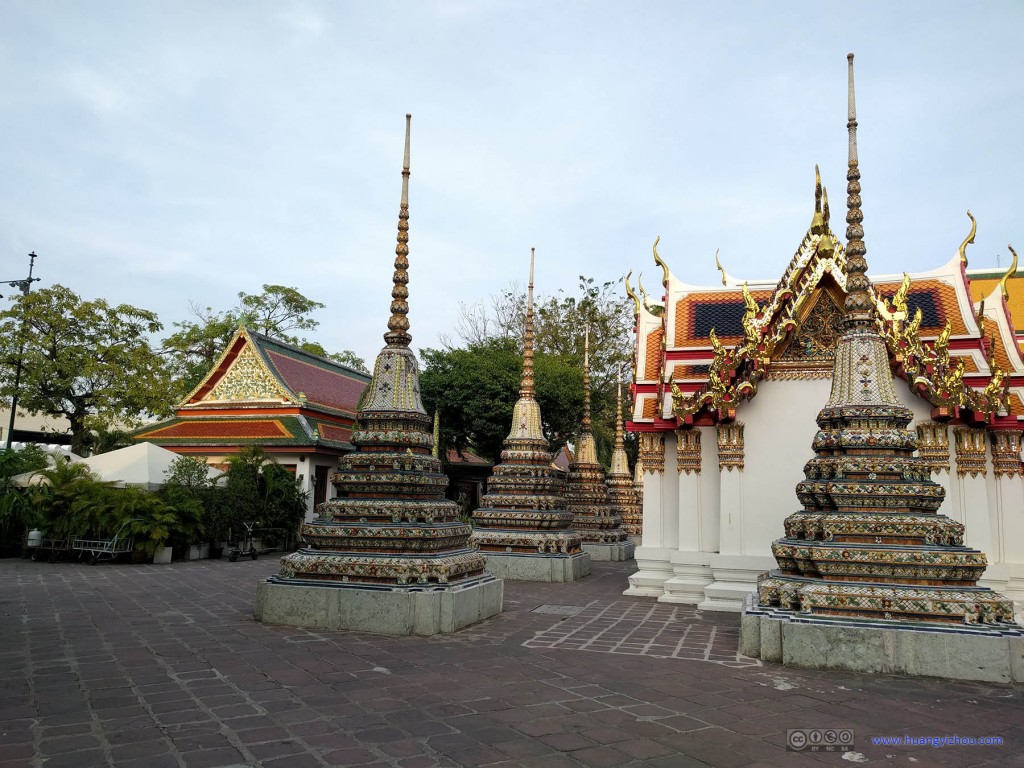 卧佛寺内的Phra Chedi Rai