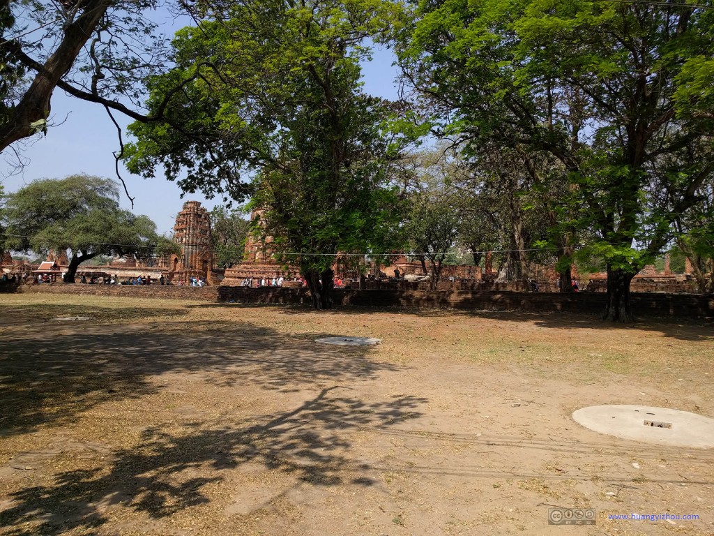 Wat Maha That靠近游客入口处。因为这里有相对著名的树包佛头，所以游客也多一些。