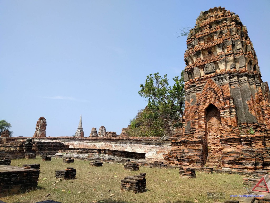 Wat Maha That，这里的围墙看起来也是扭来扭去的了。