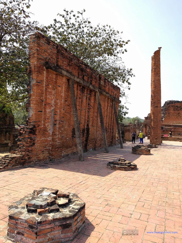 Wat Maha That，可能是因为地基变化太大了，所以这片墙需要辅助支撑了。