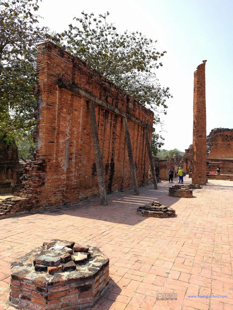 Wat Maha That，可能是因为地基变化太大了，所以这片墙需要辅助支撑了。