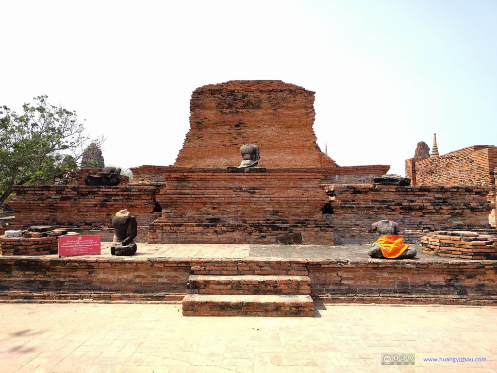 Wat Maha That，同样这里的佛像也被破坏了，猜测佛像上的服饰是当地寺庙组织的。