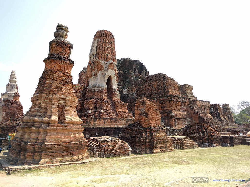 Wat Maha That，在中央主塔旁还有一些保存得相对较好的佛塔的