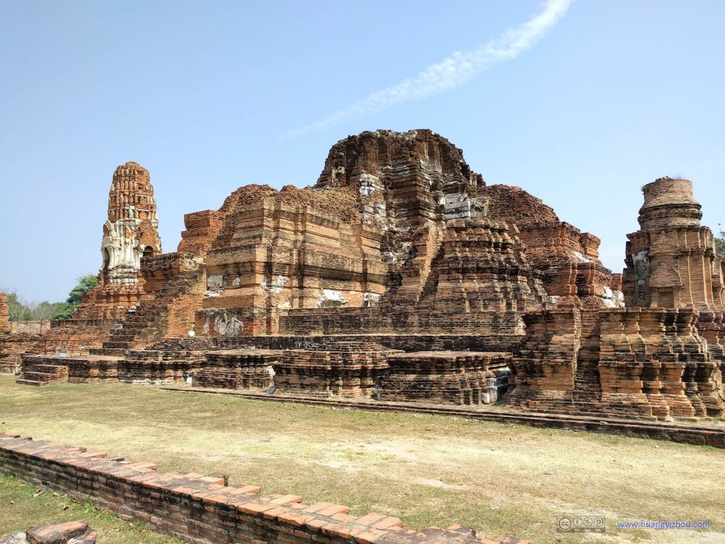 Wat Maha That, remains of central Prang.