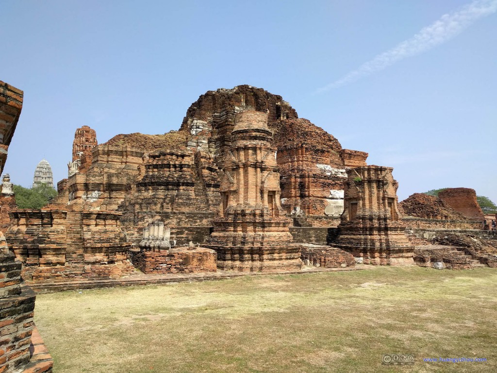 Wat Maha That, remains of central Prang.