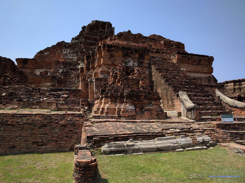 Wat Maha That, remains of central Prang.