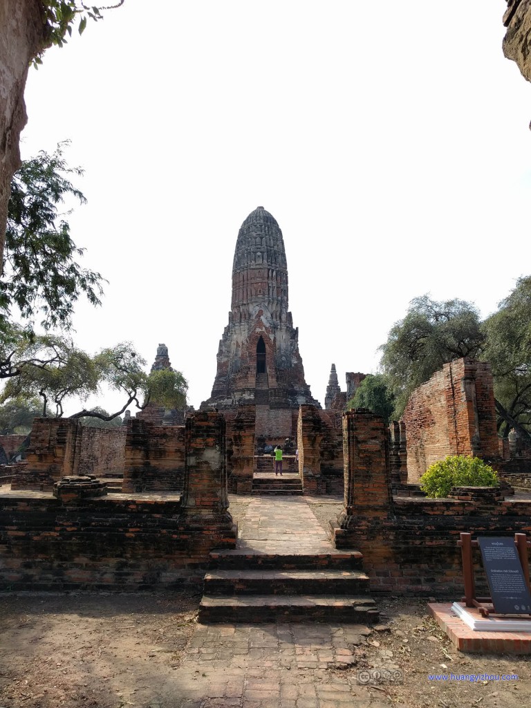 这是Wat Phra Ram的后门