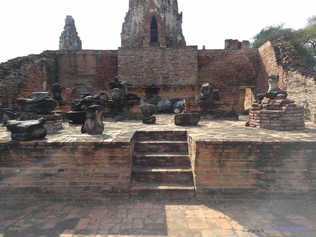 Wat Phra Ram里一个曾经放满佛像的殿堂