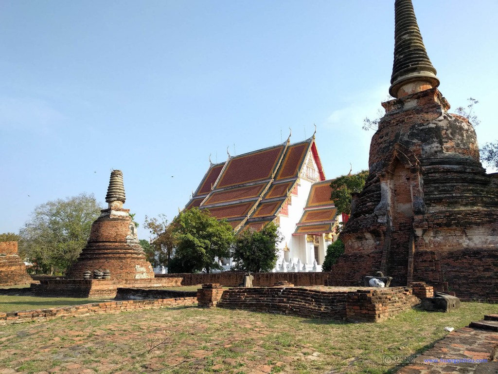 从Wat Phra Si Sanphet里可以看到旁边的寺庙（Vihara Phra Mongkhon Bophit）