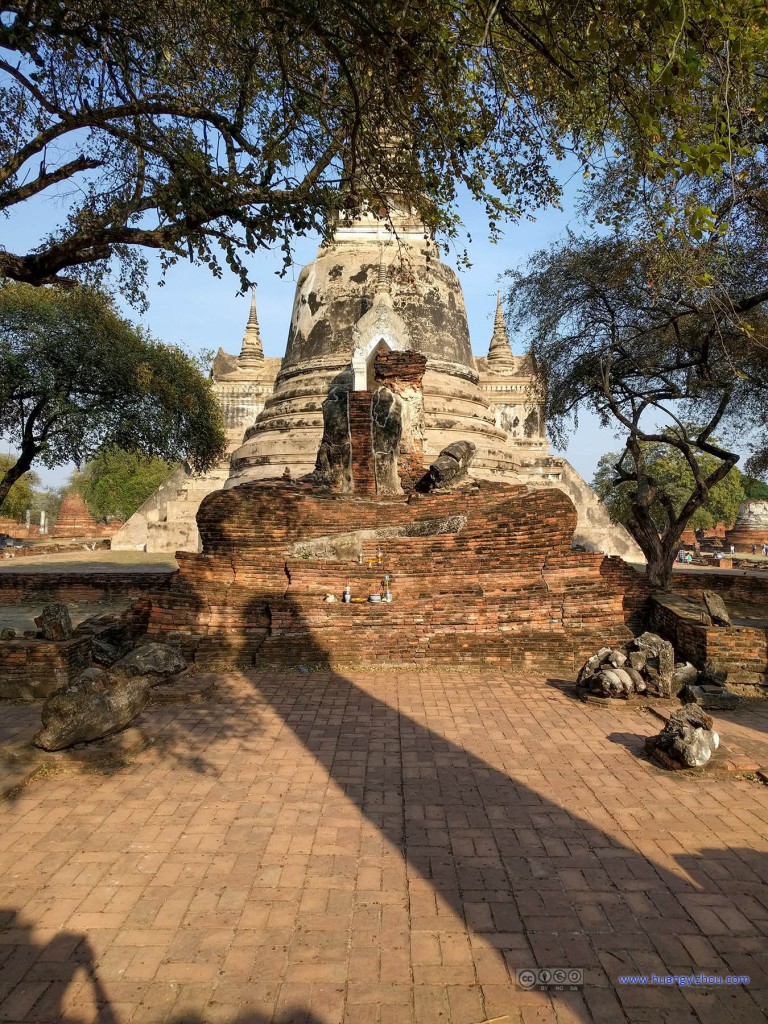 Wat Phra Si Sanphet，这应该是一个由砖堆砌而成的佛像的遗迹，一路上比较少见