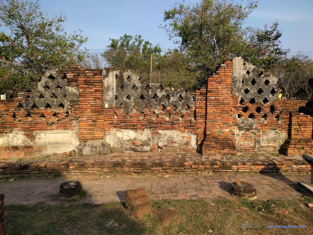 Wat Phra Si Sanphet东部，将遗迹和街道隔开的就是这些已经破烂不堪的墙壁