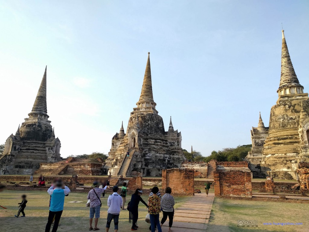 从入口处望去的Wat Phra Si Sanphet舍利塔群