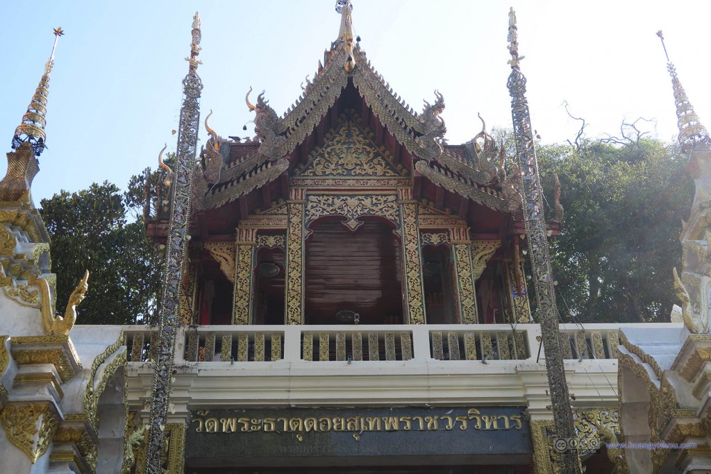 以及这是寺庙大门,为了在照片里不出现人只能用这个角度拍了