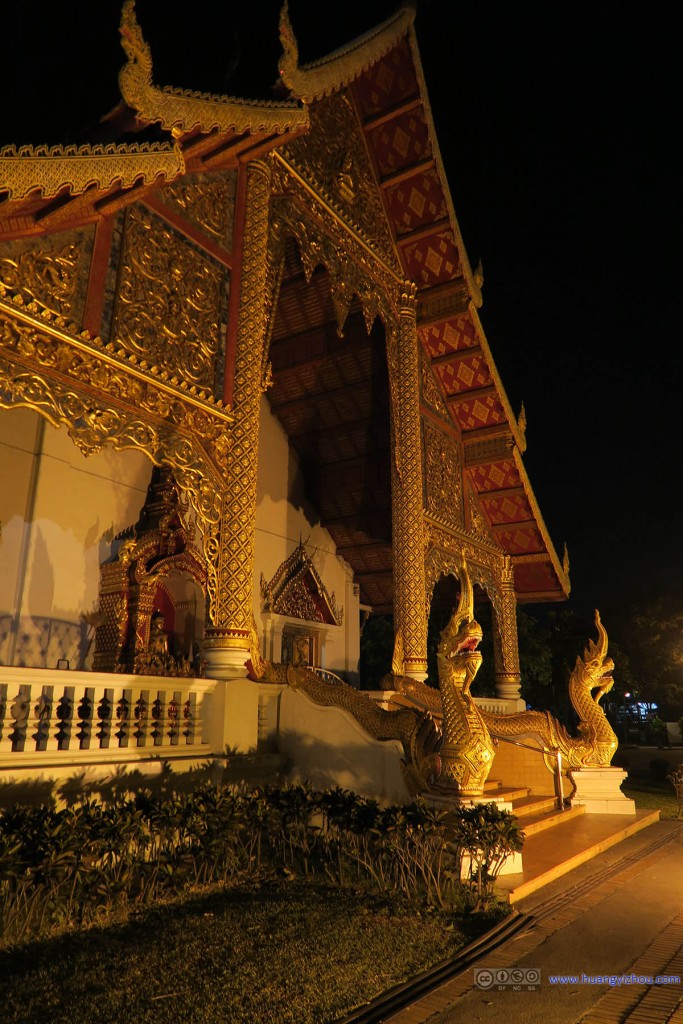 夜晚的Wat Phra Sing