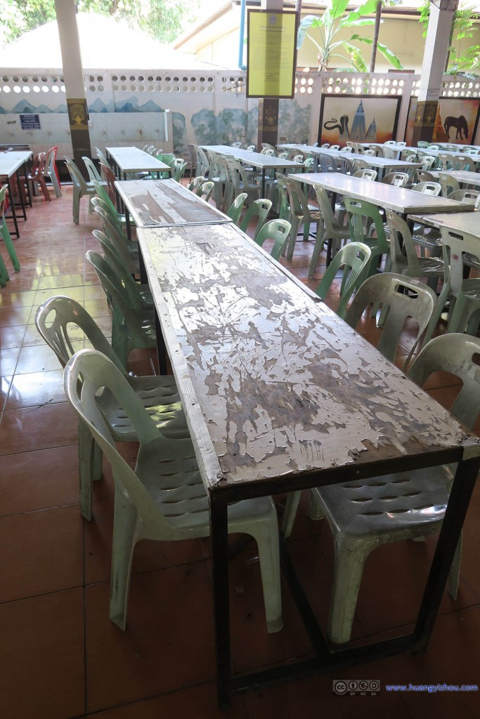 Thammarat Sueksa School 学校的餐桌情况。