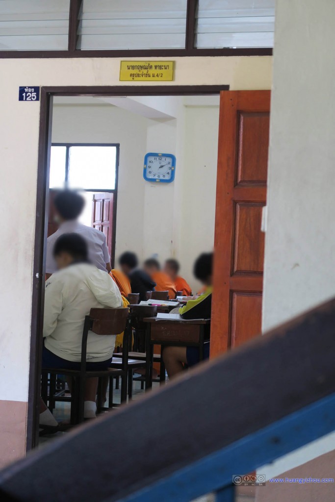Thammarat Sueksa School，偷拍到了某课堂的情景。