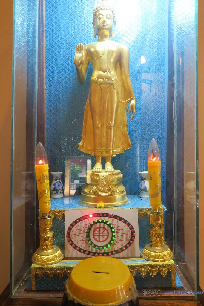 Wat Chedi Luang Worawihan内部，这个仪器旁边还有一个表格，大意是不同的数字对应的内容。看了半天才意识到这是信息时代寺庙提供的求签方法。