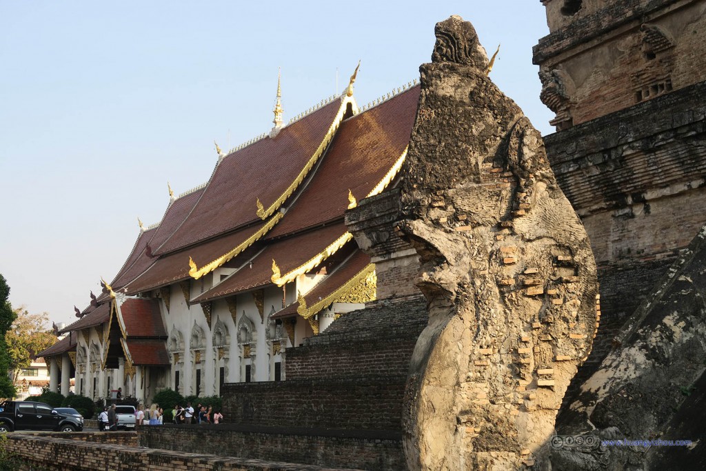 Wat Chedi Luang Worawihan，依稀可见的雕像