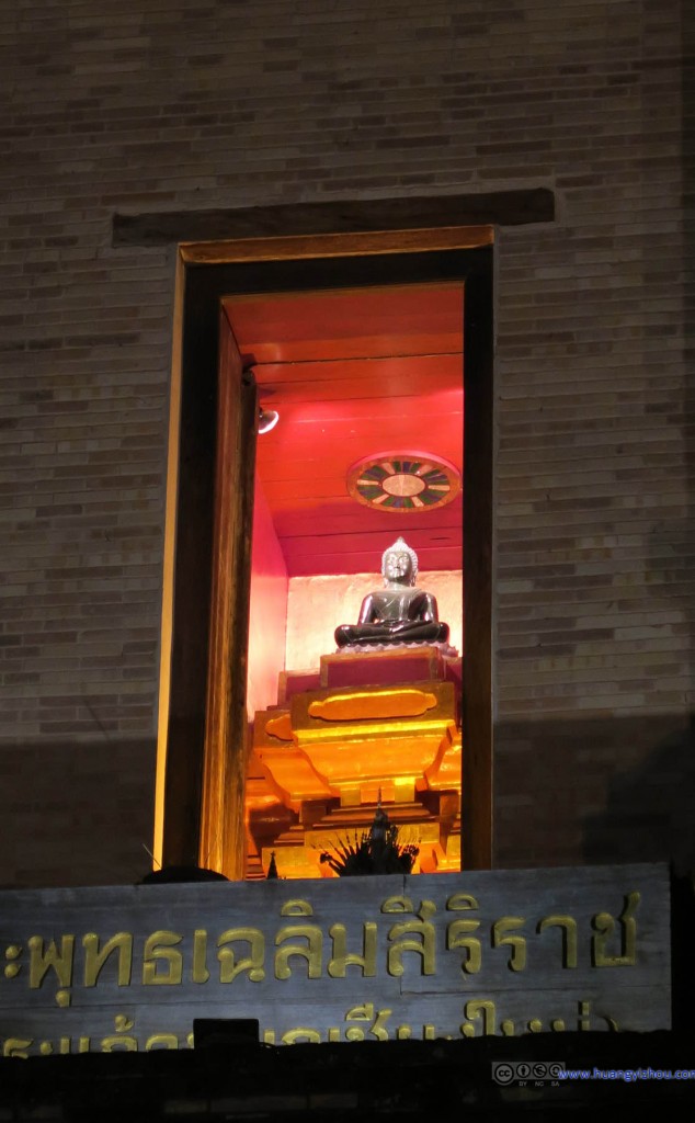 在晚上出来散步的时候才发现Wat Chedi Luang Worawihan中间这样高高供着一尊佛像，白天的时候估计只是注意它的雄伟了吧。