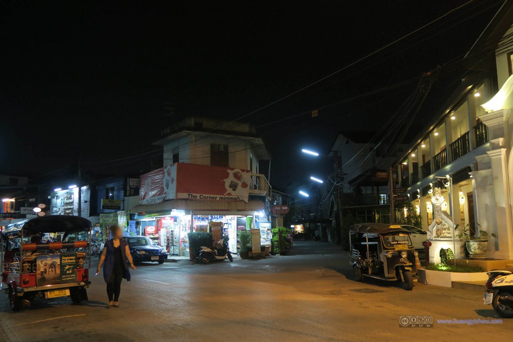 清迈城南的街道，夜晚