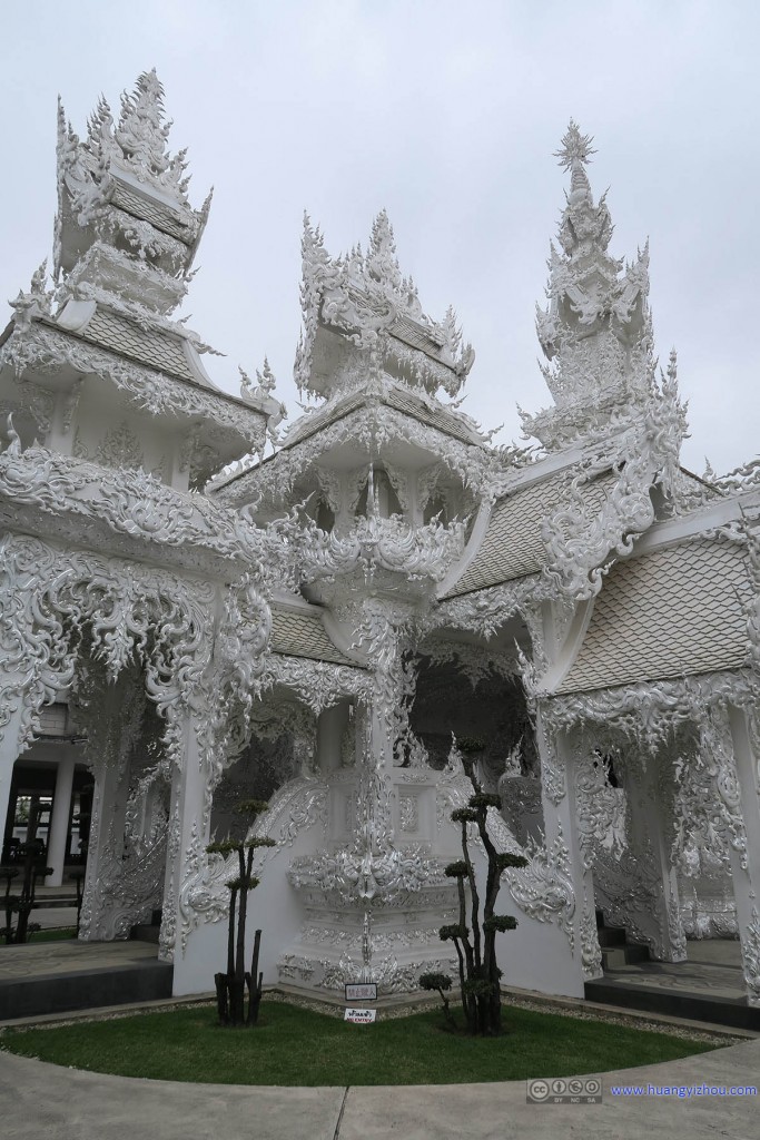 这里面是白庙的另一部分，功能更像是泰国其他的寺庙。但是还在建设中。