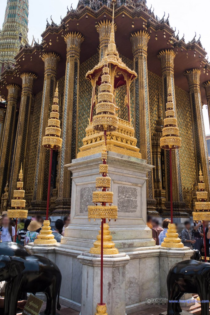 玉佛寺里，Phra Mondop，以及前景中的Rama王纪念碑