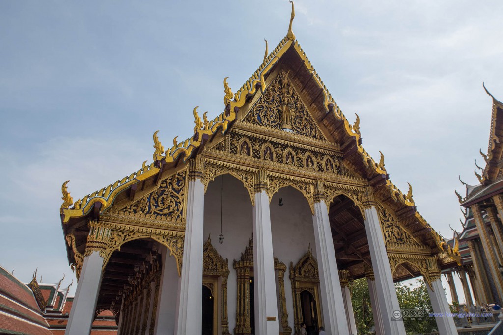 玉佛寺内，Ho Phra Monthian Tham