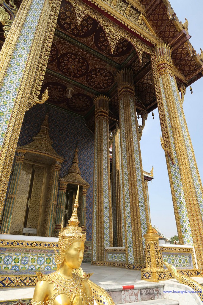 玉佛寺内，Prasat Phra Thep Bidon