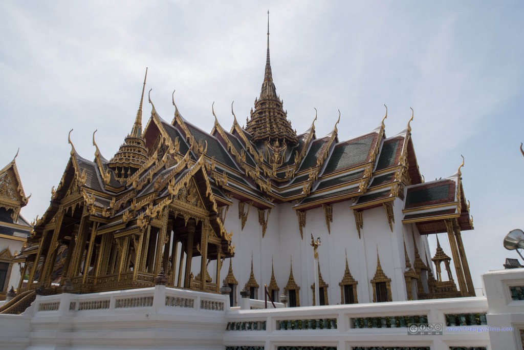 Phra Thinang Aphorn Phimok Prasat 和 Phra Thinang Dusit Maha Prasat