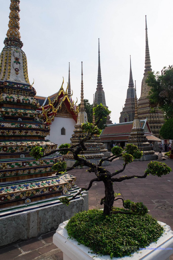 感觉卧佛寺里的Phra Chedi Rai群很漂亮