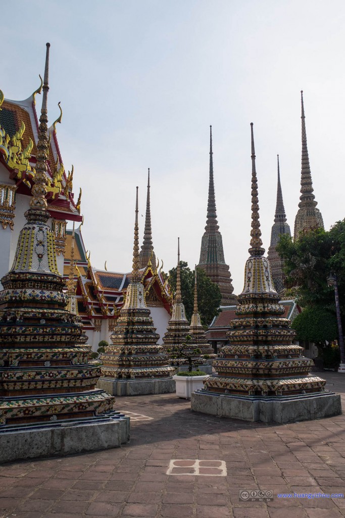 感觉卧佛寺里的Phra Chedi Rai群很漂亮