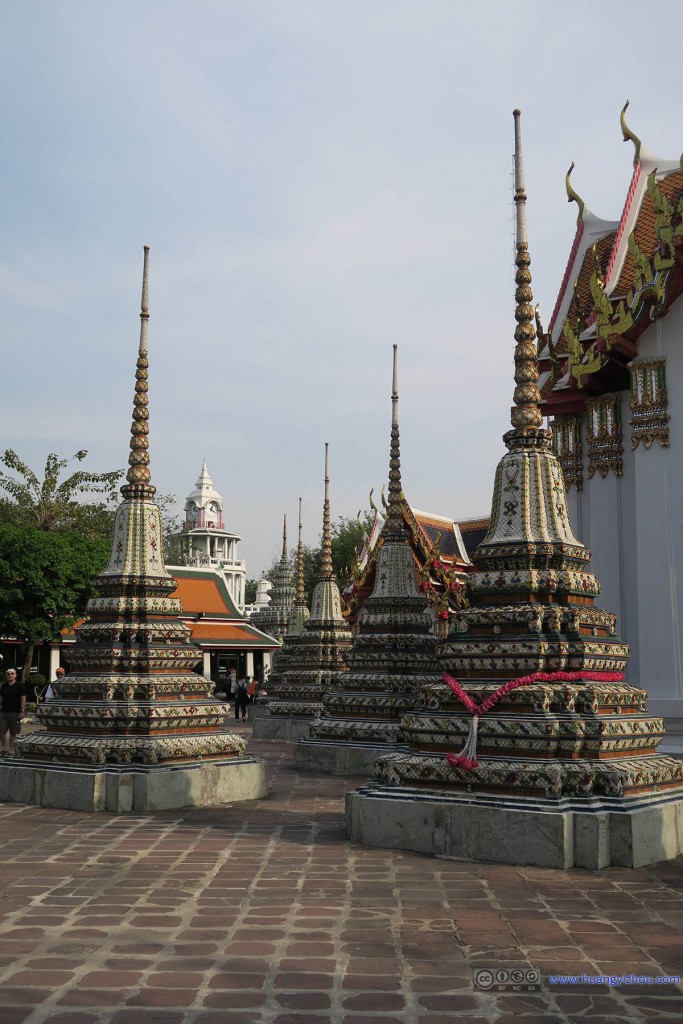 卧佛寺里的Phra Chedi Rai群