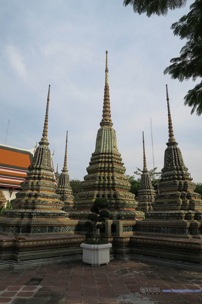 卧佛寺里的Phra Chedi Rai群