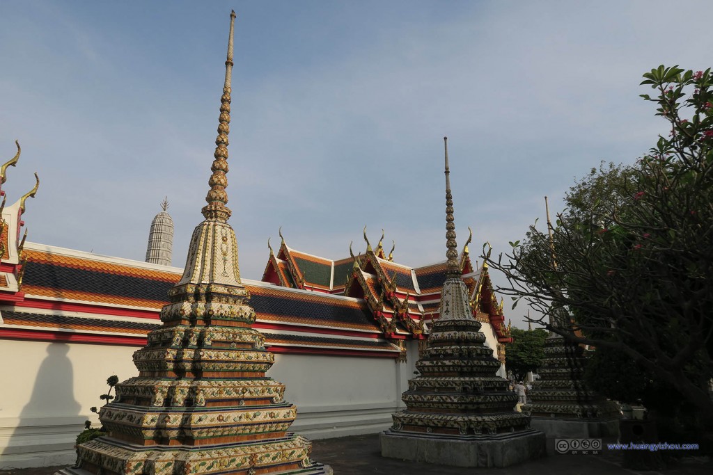 卧佛寺外围，更多的Phra Chedi Rai 