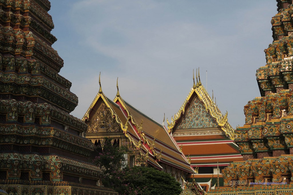 卧佛寺内，两座Phra Maha Chedi Si Rajakarn和背景中的卧佛寺主殿