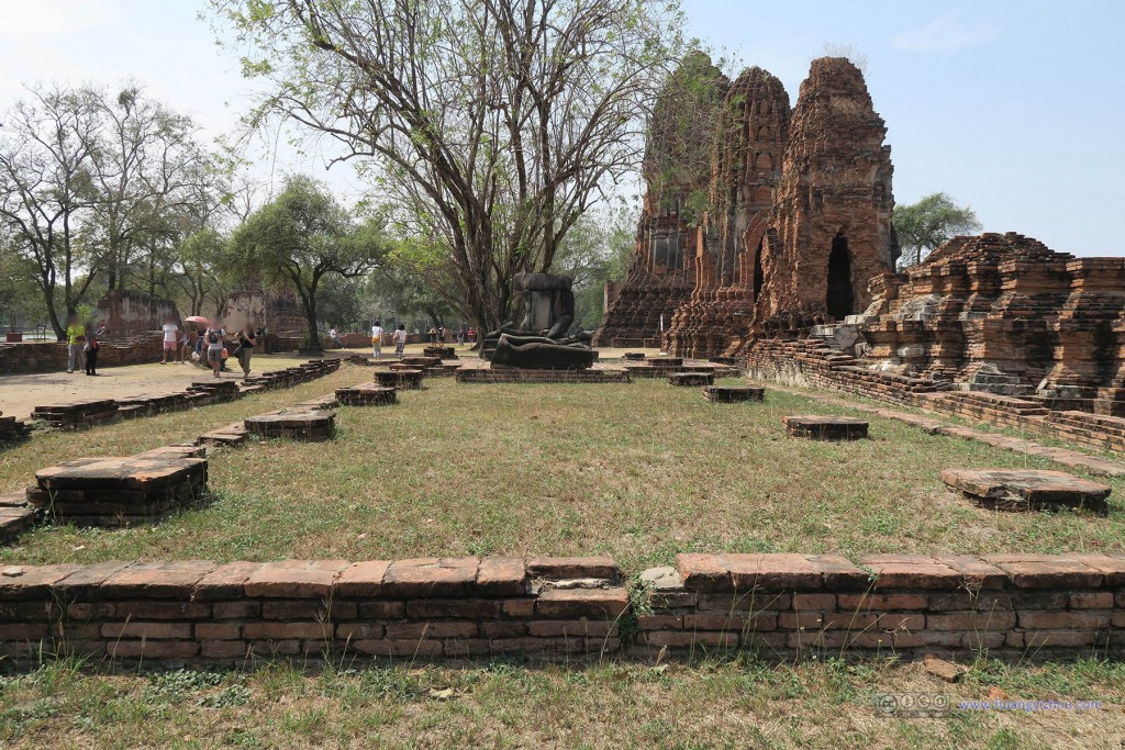 Wat Maha That，这个殿堂已经连地砖都不剩了，直接变成草地了