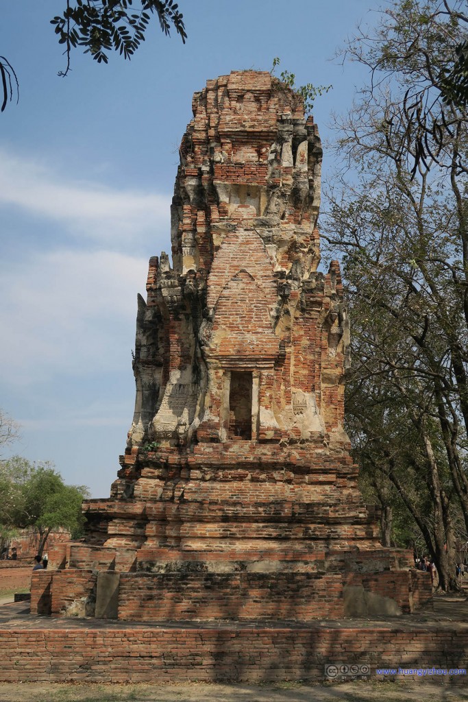 Wat Maha That售票区外的佛塔