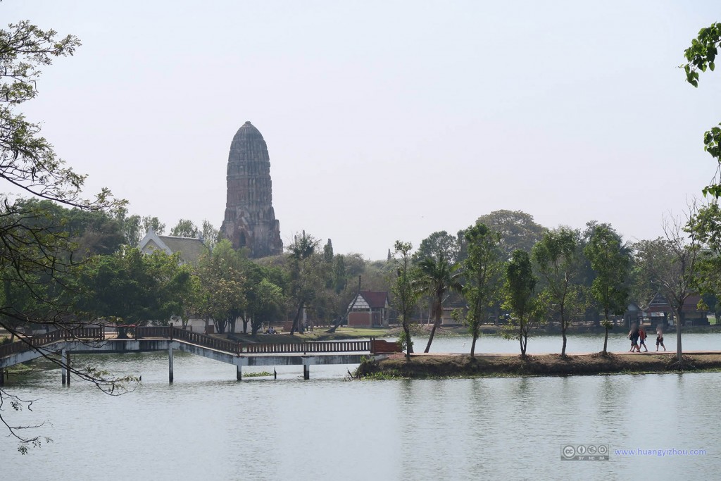 从Rama Public Park里可以看到Wat Phra Ram的主塔