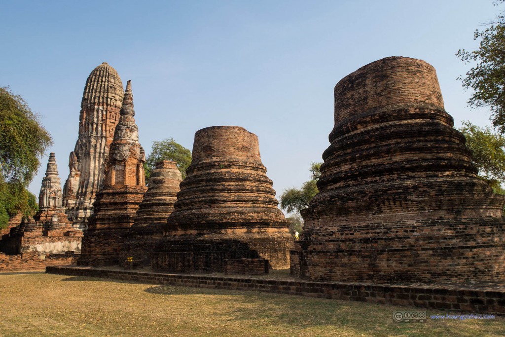 Wat Phra Ram的佛塔群，这里的佛塔相比较于Wat Maha That保存得更好