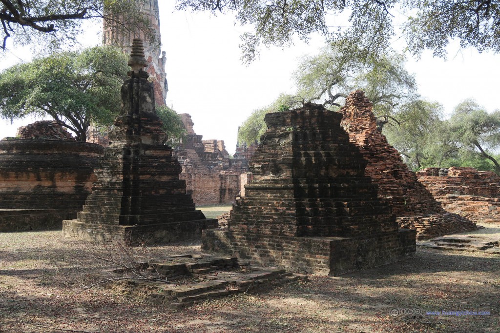 Wat Phra Ram里留下来的一些较小的佛塔，保存情况相对较好