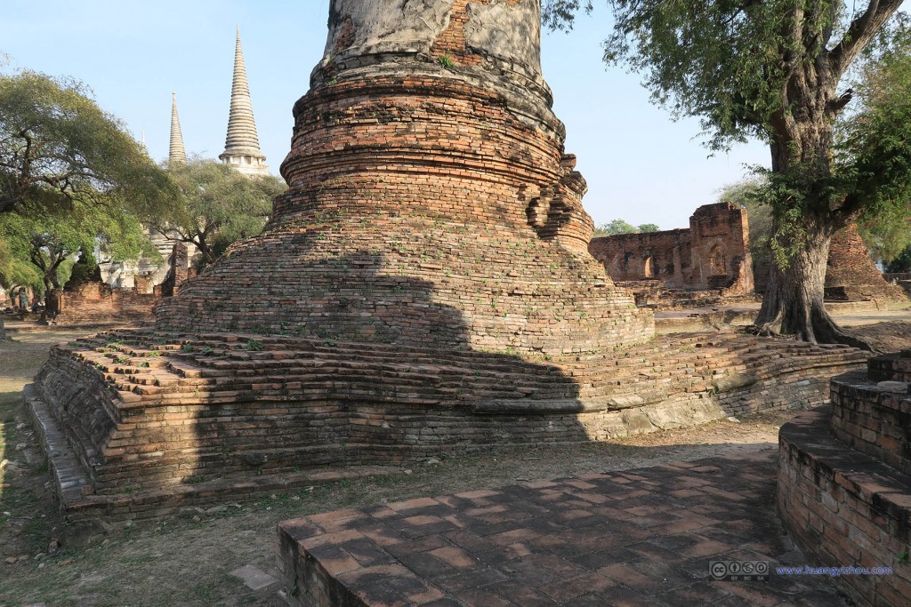 Wat Phra Si Sanphet内有一些佛塔沉降也非常厉害