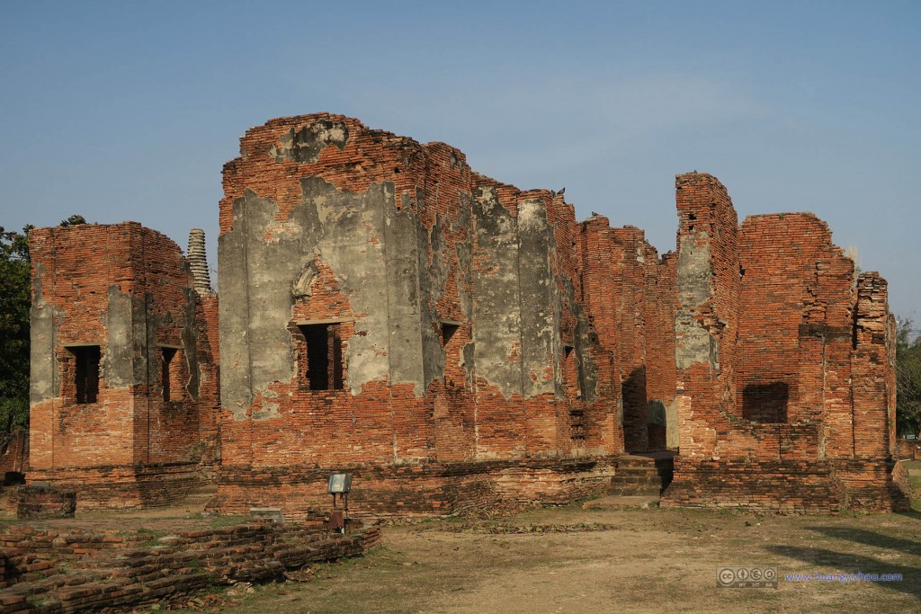 Wat Phra Si Sanphet东侧主殿的墙壁保留得比较好，不难想象它辉煌时候的样子