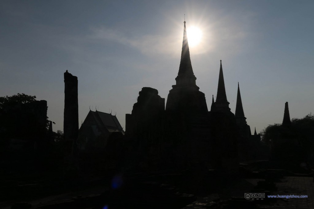 When shot against the sun, Wat Phra Si Sanphet hardly looked like ruins