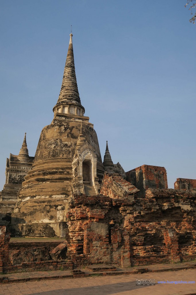 Wat Phra Si Sanphet，被修复的舍利塔和没有修正的墙壁遗迹